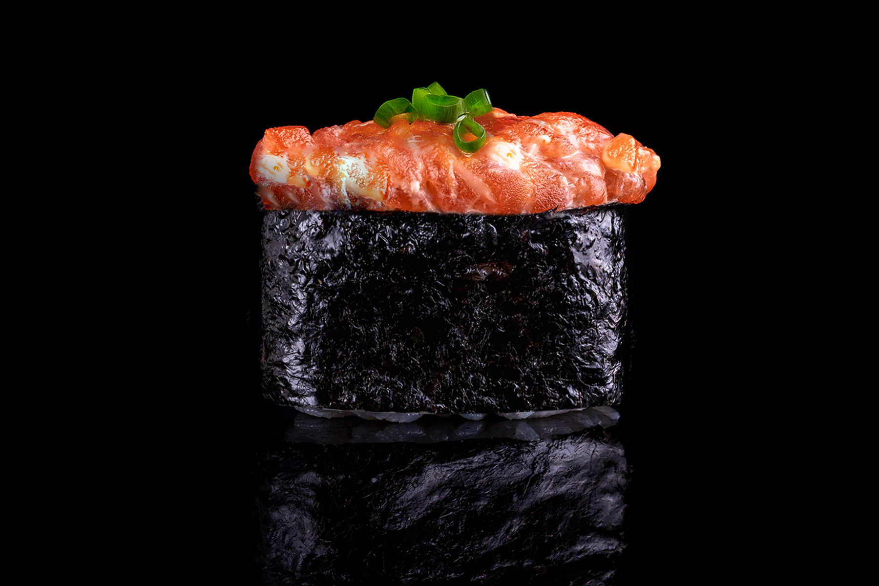 Острые суши с лососем и луком сибулет