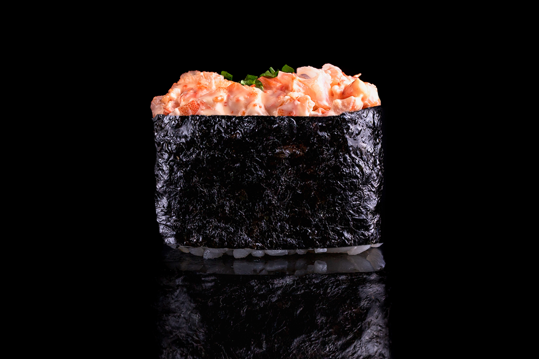 Острые суши с креветкой и луком сибулет