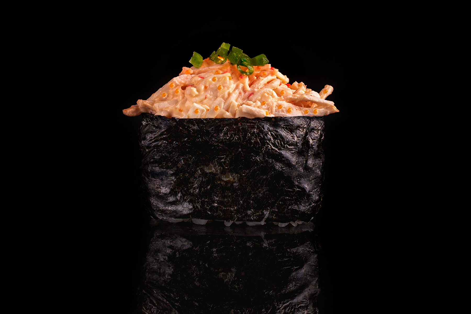 Острые суши с крабом и луком сибулет