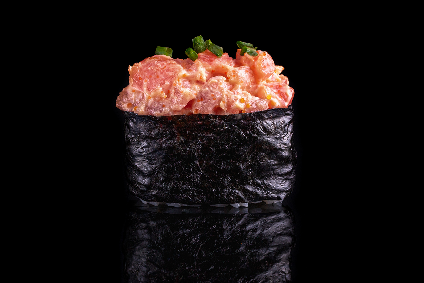 Острые суши с тунцом и луком сибулет