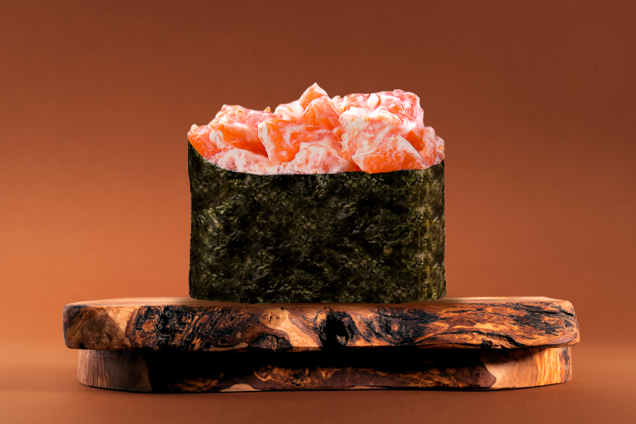 Острые суши с лососем