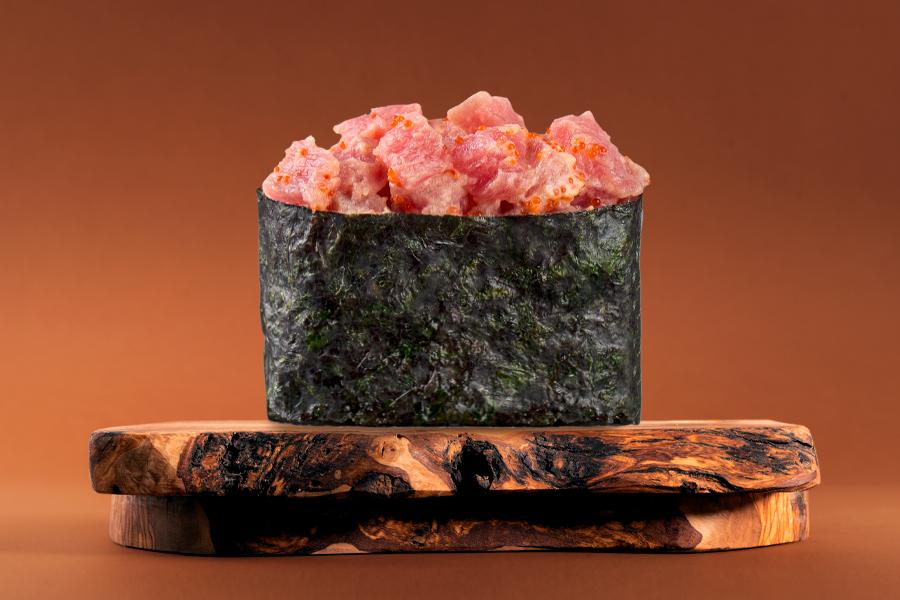 Острые суши с тунцом