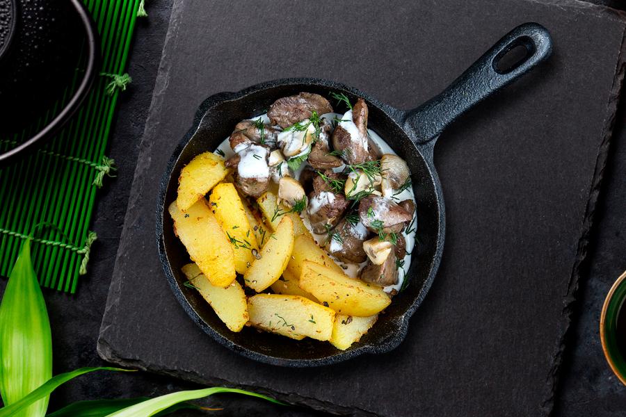 Куриная печень с домашним картофелем Куриная печень с домашним картофелем